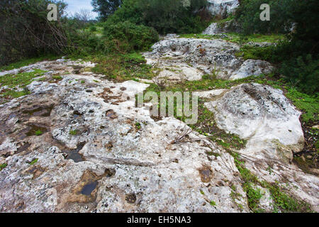 Mulinello. antico villaggio preistorico di capanne. Dal solco laterale di scarico. Età del Bronzo medio. sicilia Foto Stock