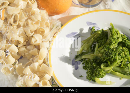 Tradizionale piatto di Apuleia: pasta con stufati di cime di rapa Foto Stock