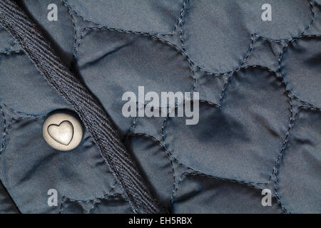 Cuore pulsante sul cuore della marina imbottito Camicia bimbi Foto Stock