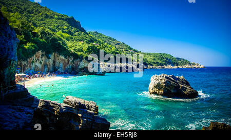 Mylopotamos beach, Pelion, Grecia. È vicino al villaggio di Tsagarada nella penisola di Pilio. È una delle spiagge più belle. Foto Stock