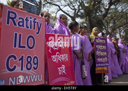 Dacca in Bangladesh. 7 Mar, 2015. Casa cameriera a Dacca si sono riuniti per prendere parte a una femmina di empowerment campagna nella parte anteriore la DACCA Press Club in vista della Giornata internazionale della donna in Bangladesh.Lo slogan di questo anno è "'Make accadere' © Zakir Hossain Chowdhury/ZUMA filo/Alamy Live News Foto Stock