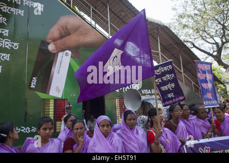 Dacca in Bangladesh. 7 Mar, 2015. Casa cameriera a Dacca si sono riuniti per prendere parte a una femmina di empowerment campagna nella parte anteriore la DACCA Press Club in vista della Giornata internazionale della donna in Bangladesh.Lo slogan di questo anno è "'Make accadere' © Zakir Hossain Chowdhury/ZUMA filo/Alamy Live News Foto Stock