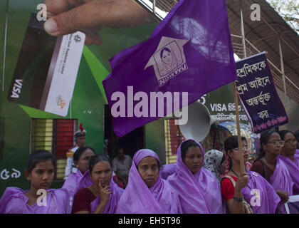 Dacca in Bangladesh. 7 Mar, 2015. Casa cameriera a Dacca si sono riuniti per prendere parte a una femmina di empowerment campagna nella parte anteriore la DACCA Press Club in vista della Giornata internazionale della donna in Bangladesh.Lo slogan di questo anno è "'Make accadere' © Zakir Hossain Chowdhury/ZUMA filo/Alamy Live News Foto Stock