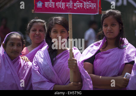 Dacca in Bangladesh. 7 Mar, 2015. Casa cameriera a Dacca si sono riuniti per prendere parte a una femmina di empowerment campagna nella parte anteriore la DACCA Press Club in vista della Giornata internazionale della donna in Bangladesh.Lo slogan di questo anno è "'Make accadere' © Zakir Hossain Chowdhury/ZUMA filo/Alamy Live News Foto Stock