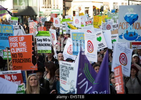 Londra, Regno Unito. Sabato 7 marzo 2015. È il momento di agire. La campagna contro i cambiamenti climatici la dimostrazione. I dimostranti si sono riuniti nella loro decine di migliaia di persone per protestare contro tutti i tipi di questioni ambientali come fracking, aria pulita, le energie alternative e in generale tutte le attività che pone il profitto prima dell'ambiente. Credito: Michael Kemp/Alamy Live News Foto Stock