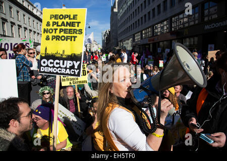 Londra, Regno Unito. Sabato 7 marzo 2015. È il momento di agire. La campagna contro i cambiamenti climatici la dimostrazione. I dimostranti si sono riuniti nella loro decine di migliaia di persone per protestare contro tutti i tipi di questioni ambientali come fracking, aria pulita, le energie alternative e in generale tutte le attività che pone il profitto prima dell'ambiente. Credito: Michael Kemp/Alamy Live News Foto Stock