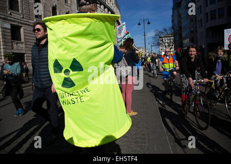 Londra, Regno Unito. Sabato 7 marzo 2015. È il momento di agire. La campagna contro i cambiamenti climatici la dimostrazione. I dimostranti si sono riuniti nella loro decine di migliaia di persone per protestare contro tutti i tipi di questioni ambientali come fracking, aria pulita, le energie alternative e in generale tutte le attività che pone il profitto prima dell'ambiente. Credito: Michael Kemp/Alamy Live News Foto Stock