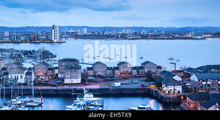 Cardiff Bay nelle prime ore del giorno. Yacht e alloggiamento può essere visto in primo piano con iconici edifici di Cardiff dietro Foto Stock