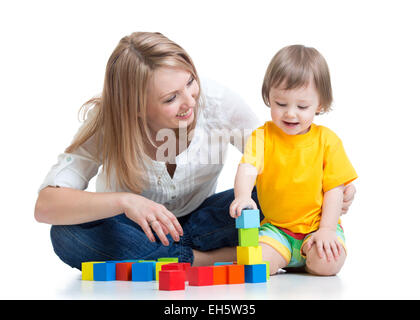 Kid boy e madre di giocare insieme con set di costruzione del giocattolo Foto Stock