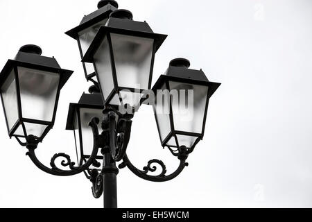 Il vecchio stile lampade stradali a Vilnius, Lituania Foto Stock