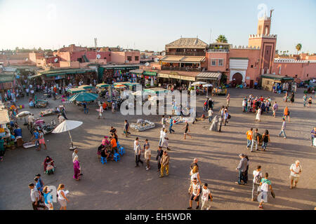 Marrakech, Marocco - 11 settembre 2014: persone non identificate a Jeema el Fna a Marrakech, Marocco. Jeema el Fna ricevuto UNESCO Foto Stock