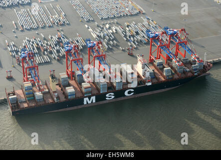 Wilhelmshaven, Germania. 7 Mar, 2015. Il più grande del mondo container 'MSC Oscar' terre al molo di JadeWeserPort in Wilhelmshaven, Germania, 7 marzo 2015. La 395, lungo 4 metri e 59 metri di larghezza nave carichi fino a 19 000 contenitori e prevede le fermate presso l'unico in Germania deep-porto di mare. Foto: INGO WAGNER/dpa/Alamy Live News Foto Stock