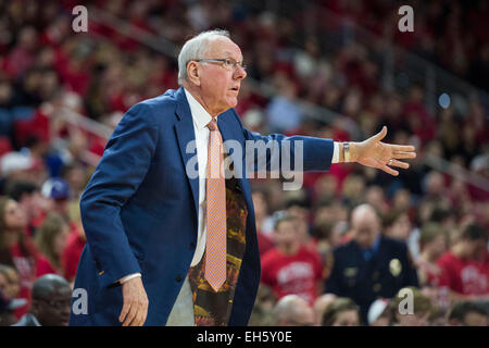 Raleigh, NC, Stati Uniti d'America. 7 Mar, 2015. Siracusa Head Coach Jim Boeheim durante il NCAA pallacanestro tra Siracusa e NC stato al PNC Arena il 7 marzo 2015 in Raleigh, North Carolina. Giacobbe Kupferman/CSM/Alamy Live News Foto Stock