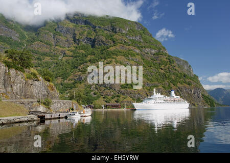 MV scoperta ad attraccare nei fiordi norvegesi Foto Stock