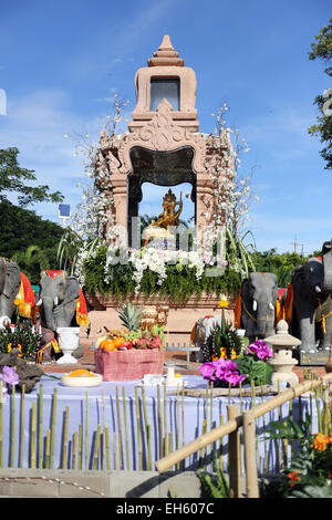 Il Golden quattro-di fronte Brahma (Phra Phrom) per il culto. Foto Stock