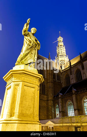 Statua di Laurens Coster e San Bavo chiesa (Grote Kerk) al crepuscolo, Grote Markt, Haarlem, Paesi Bassi Foto Stock