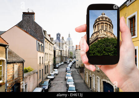 Concetto di viaggio - turistica prendendo foto della Cattedrale di Boulogne-Sur-Mer su gadget mobile, Francia Foto Stock