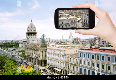 Concetto di viaggio - turistica prendendo foto centro di Avana vecchia sul cellulare gadget, Cuba Foto Stock