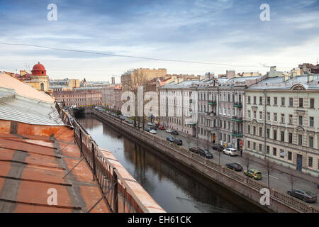 San Pietroburgo, Russia - 25 Ottobre 2014: San Pietroburgo, Russia. Griboyedov Canal terrapieno, vista da un vecchio tetto Foto Stock