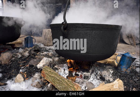 Il metodo tradizionale di evaporare sap in ghisa calderone all'aperto per la produzione di sciroppo d'acero Ontario Canada Foto Stock