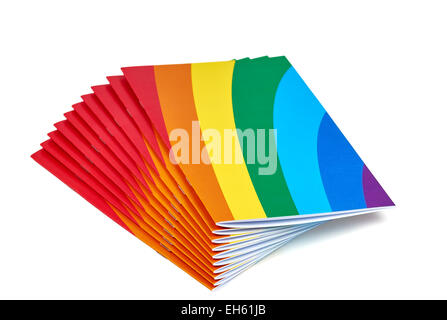Pila di rainbow riviste isolato su bianco Foto Stock