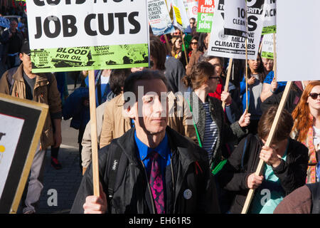 Londra, Regno Unito. Il 7 marzo 2015. Diverse migliaia di persone provenienti da tutto il Regno Unito marzo a Londra in tempo per agire clima nazionale marzo. Nella foto: LGBT e attivista dei diritti umani Peter Tatchell marche con le migliaia. Credito: Paolo Davey/Alamy Live News Foto Stock