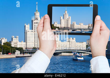 Concetto di viaggio - turistica prendendo foto del paesaggio urbano di Mosca con Stalin è un alto edificio su kotelnicheskaya embankment su mobi Foto Stock