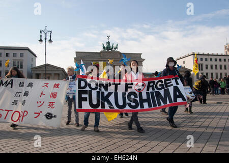 Berlino, Germania. 07Th Mar, 2015. Kazaguruma dimostrazione: anti-nucleare rally per ricordare Fukushima. Foto Stock