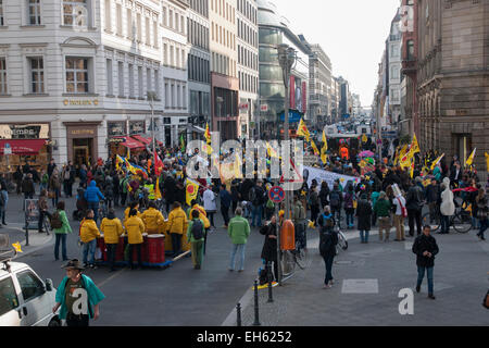 Berlino, Germania. 07Th Mar, 2015. Kazaguruma dimostrazione: anti-nucleare rally per ricordare Fukushima. Foto Stock