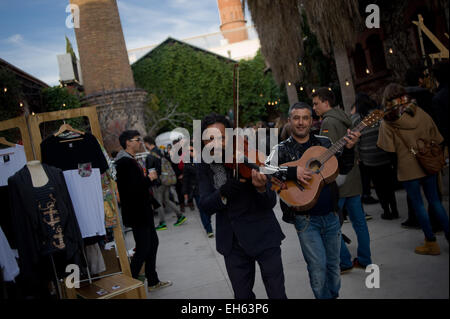 7 marzo 2015 - Barcellona, Spagna. Un violinista e un chitarrista che suona per le strade di Palo Alto mercato di Barcellona. Palo Alto Mercato è un nuovo mercato di Barcellona sulla base del concetto di strada popolare mercato che offre cucina di strada, vintage decorazione, abbigliamento, design e creazioni. Foto Stock