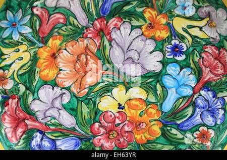 Primo piano di un tradizionale colorate ceramiche siciliane Foto Stock