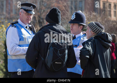 Due funzionari di collegamento di Polizia in conversazione con due membri del pubblico, Lincoln's Inn campi, London, England, Regno Unito Foto Stock