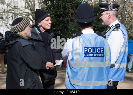 Due funzionari di collegamento di Polizia in conversazione con due membri del pubblico, Lincoln's Inn campi, London, England, Regno Unito Foto Stock