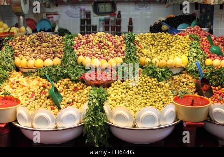Pressione di stallo di mercato la vendita di olive fresche in Marrakech, Marocco Foto Stock