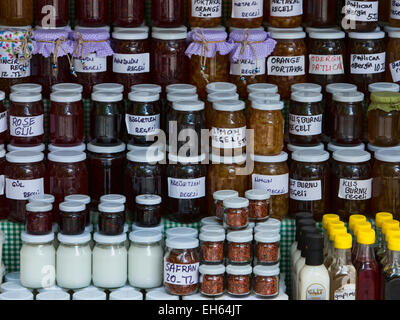 Sirince, Izmir, Turchia villaggio mercato locale le bottiglie di fresco Foto Stock