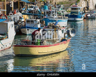 Livorno, Italia, barca da pesca in città marina Foto Stock