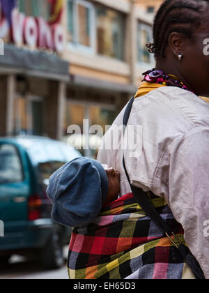 Pisa, Italia, baby sulle madri indietro dormire Foto Stock