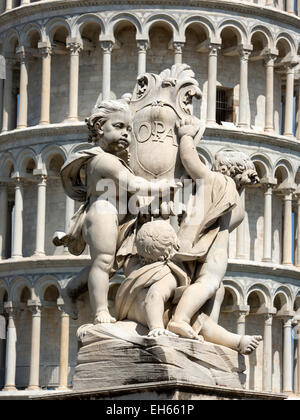 Pisa Italia statua di bambini piccoli nella parte anteriore della torre pendente Foto Stock