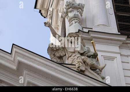 Angelo sul portale della chiesa Mariahilf a Graz, Stiria, Austria il 10 gennaio 2015. Foto Stock