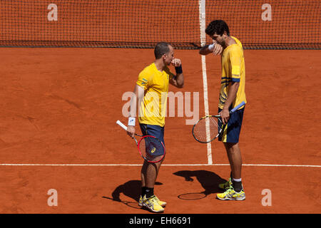 Villa Martelli, Argentina. 7 Mar, 2015. I giocatori brasiliani Bruno Soares (R) e Marcelo Melo reagire durante la Coppa Davis World Group primo round raddoppia il match contro Argentina Carlos Berlocq e Diego Schwartzman in Villa Martelli vicino a Buenos Aires, capitale dell'Argentina, in data 7 marzo 2015. © Martin Zabala/Xinhua/Alamy Live News Foto Stock