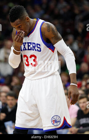 Philadelphia, Pennsylvania, USA. 7 Mar, 2015. Philadelphia 76ers avanti Robert Covington (33) guarda come sanguina fuori del suo naso durante il gioco NBA tra Atlanta Hawks e la Philadelphia 76ers presso la Wells Fargo Center di Philadelphia, Pennsylvania. © csm/Alamy Live News Credito: Cal Sport Media/Alamy Live News Foto Stock