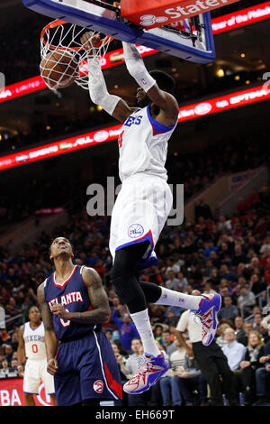 Philadelphia, Pennsylvania, USA. 7 Mar, 2015. Philadelphia 76ers center Nerlens Noel (4) schiacciate la palla durante il gioco NBA tra Atlanta Hawks e la Philadelphia 76ers presso la Wells Fargo Center di Philadelphia, Pennsylvania. © csm/Alamy Live News Credito: Cal Sport Media/Alamy Live News Foto Stock