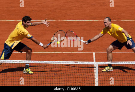 Villa Martelli, Argentina. 7 Mar, 2015. I giocatori brasiliani Bruno Soares (R) e Marcelo Melo competere durante la Coppa Davis world group primo round raddoppia il match contro Argentina Carlos Berlocq e Diego Schwartzman in Villa Martelli, vicino a Buenos Aires, capitale dell'Argentina, 7 marzo 2015. © Martin Zabala/Xinhua/Alamy Live News Foto Stock