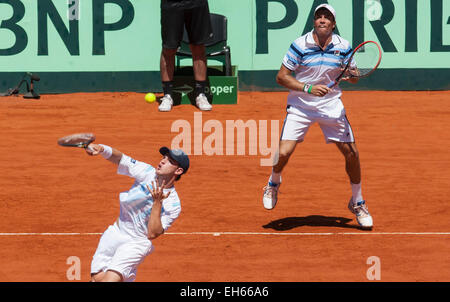 Villa Martelli, Argentina. 7 Mar, 2015. I giocatori argentino Diego Schwartzman (anteriore) e Carlos Berlocq competere durante la Coppa Davis world group primo round raddoppia il match contro il Brasile del Bruno Soares e Marcelo Melo, in Villa Martelli, vicino a Buenos Aires, capitale dell'Argentina, 7 marzo 2015. © Martin Zabala/Xinhua/Alamy Live News Foto Stock