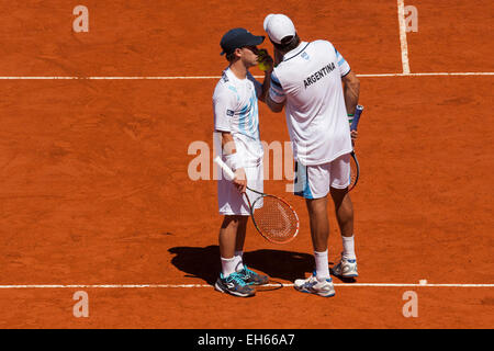 Villa Martelli, Argentina. 7 Mar, 2015. I giocatori argentino Diego Schwartzman (L) e Carlos Berlocq parla durante la Coppa Davis world group primo round raddoppia il match contro il Brasile del Bruno Soares e Marcelo Melo in Villa Martelli, vicino a Buenos Aires, capitale dell'Argentina, in data 7 marzo 2015. © Martin Zabala/Xinhua/Alamy Live News Foto Stock