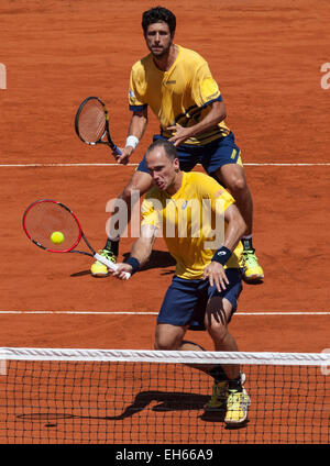 Villa Martelli, Argentina. 7 Mar, 2015. I giocatori brasiliani Bruno Soares (anteriore) e Marcelo Melo competere durante la Coppa Davis world group primo round raddoppia il match contro Argentina Carlos Berlocq e Diego Schwartzman in Villa Martelli, vicino a Buenos Aires, capitale dell'Argentina, 7 marzo 2015. © Martin Zabala/Xinhua/Alamy Live News Foto Stock