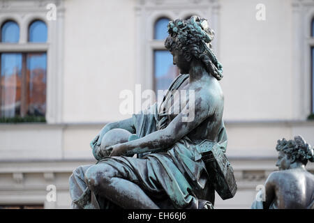 Arciduca Giovanni Fontana, rappresentazione allegorica del fiume Enns, Hauptplatz square, Graz, Stiria, Austria Foto Stock