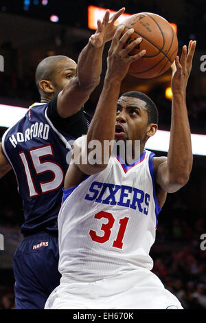 Philadelphia, Pennsylvania, USA. Il 7 marzo 2015. Philadelphia 76ers guard Hollis Thompson (31) va per il tiro con Atlanta Hawks center Al Horford (15) difendere durante il gioco NBA tra Atlanta Hawks e la Philadelphia 76ers presso la Wells Fargo Center di Philadelphia, Pennsylvania. La Filadelfia 76ers ha vinto 92-84. Credito: Cal Sport Media/Alamy Live News Foto Stock