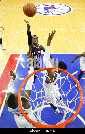 Philadelphia, Pennsylvania, USA. Il 7 marzo 2015. Atlanta Hawks guard Dennis Schroder (17) pone il tiro con Philadelphia 76ers center Nerlens Noel (4) e avanti Robert Covington (33) difendere durante il gioco NBA tra Atlanta Hawks e la Philadelphia 76ers presso la Wells Fargo Center di Philadelphia, Pennsylvania. La Filadelfia 76ers ha vinto 92-84. Credito: Cal Sport Media/Alamy Live News Foto Stock