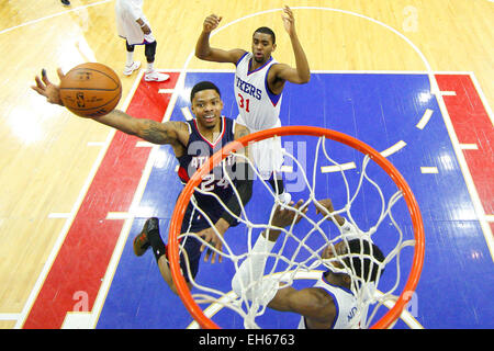 Philadelphia, Pennsylvania, USA. Il 7 marzo 2015. Atlanta Hawks guard Kent Bazemore (24) va per il tiro come egli si divide tra Philadelphia 76ers center Nerlens Noel (4) e la protezione Hollis Thompson (31) durante il gioco NBA tra Atlanta Hawks e la Philadelphia 76ers presso la Wells Fargo Center di Philadelphia, Pennsylvania. La Filadelfia 76ers ha vinto 92-84. Credito: Cal Sport Media/Alamy Live News Foto Stock